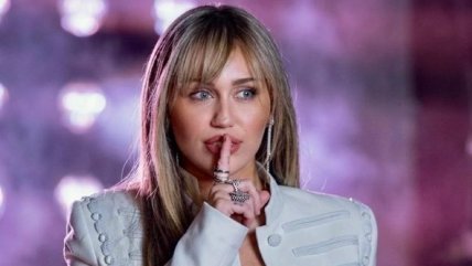   Miley Cyrus se pone la peluca para celebrar los 20 años de 