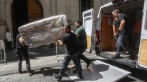 Sillas, almohadas y hasta un colchón: Camioneta de mudanza de Kast arribó a La Moneda