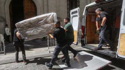   Sillas, almohadas y hasta un colchón: Camioneta de mudanza de Kast arribó a La Moneda 