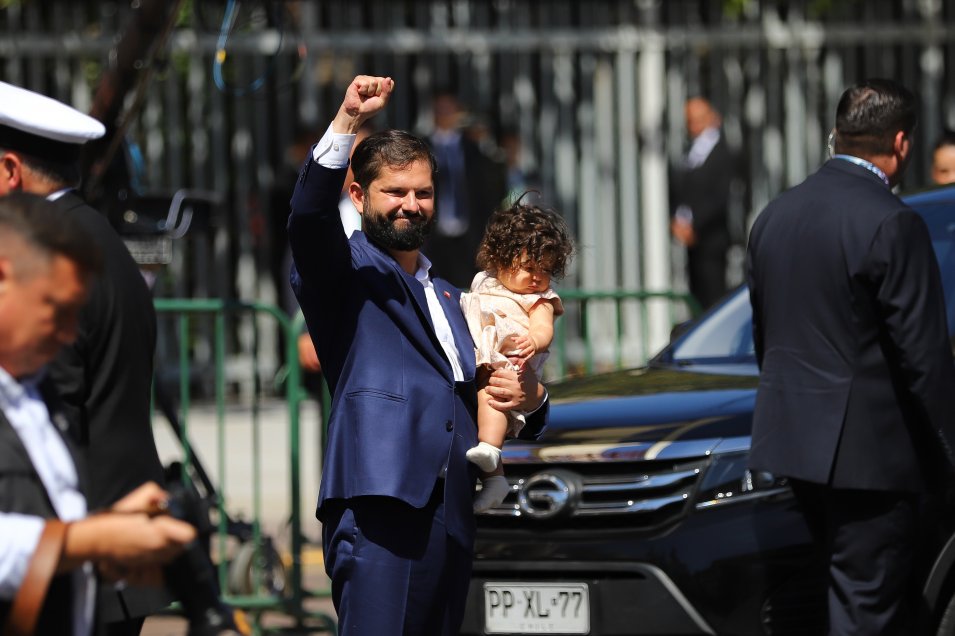 El "ciudadano Boric" salió del Congreso con su hija en brazos y se fue manejando