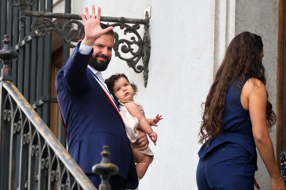Foto oficial y compañía familiar: Los últimos instantes de Boric en La Moneda como Presidente