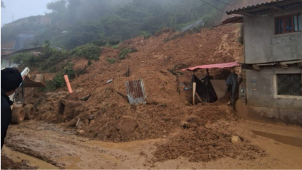  Perú: Dos muertos y cinco heridos tras colapso de estructuras por intensas lluvias 