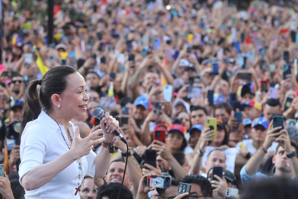 Más de 10 mil venezolanos acompañaron a María Corina Machado en el centro de Santiago