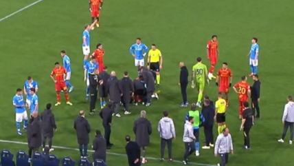   [VIDEO] Jugador de Lecce fue evacuado en ambulancia en medio del duelo ante Napoli 