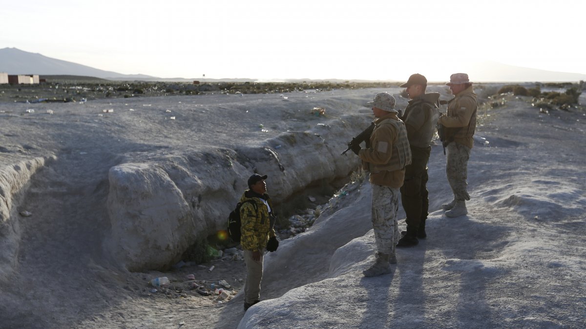 Alcalde de Arica apoya barreras físicas "para parar el flagelo de la migración"