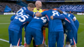[VIDEO] Chelsea realizó curiosa arenga alrededor del árbitro en el duelo con Newcastle