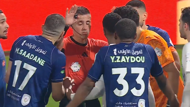   [VIDEO] Cristián Garay causó polémica en Arabia Saudita por agónico penal anulado en el VAR 