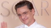 Pedro Pascal estrenó nuevo look en la alfombra roja de los Oscar 2026