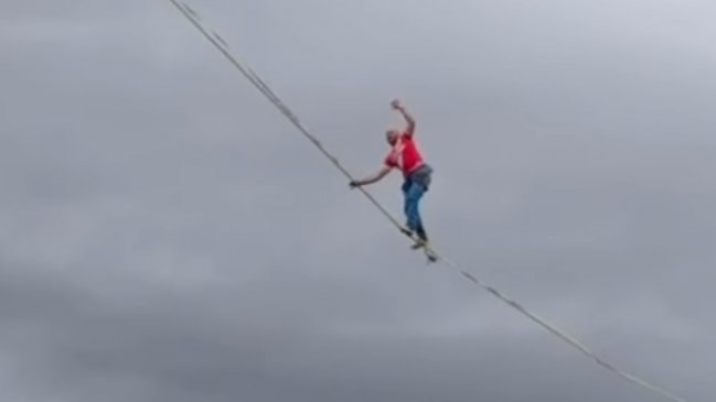 [VIDEO] Chileno cruzó el Estadio La Granja en highline y sacó aplausos en el Clásico del Maule
