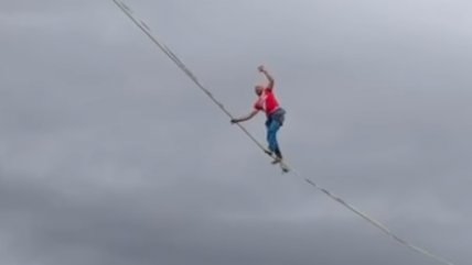   [VIDEO] Chileno cruzó el Estadio La Granja en highline y sacó aplausos en el Clásico del Maule 