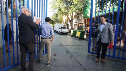 Refuerzan portón en barrio Meiggs tras incidentes con comerciantes ambulantes