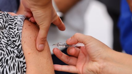 OMS recomienda vacunación anticovid semestral para grupos de alto riesgo