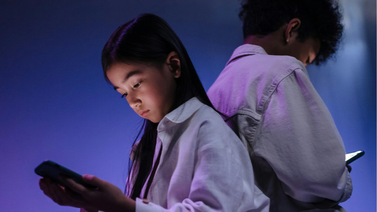 Más de la mitad de los países ya limitan el uso de celulares en los colegios