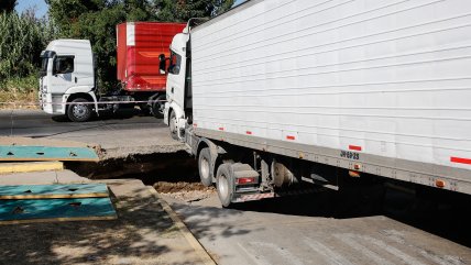 Camión quedó colgando de socavón en Renca