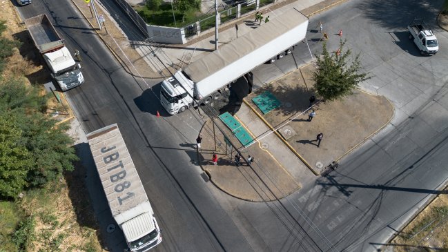 Camión quedó atrapado en un socavón en Renca