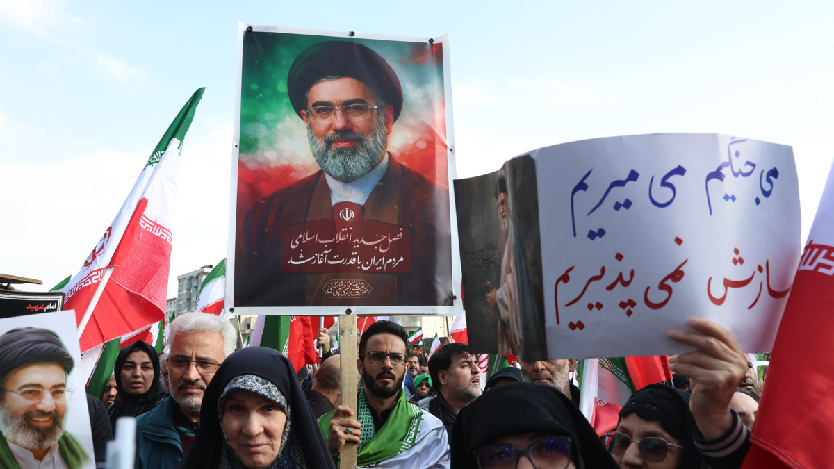 El líder supremo de Irán llama a "arrebatar la seguridad a los enemigos"