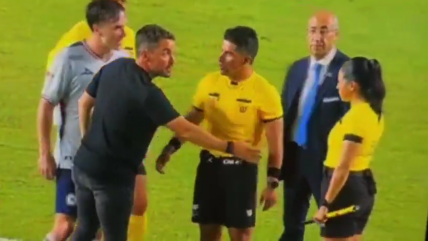   [VIDEO] El viralizado gesto de árbitra contra Nicolás Larcamón 