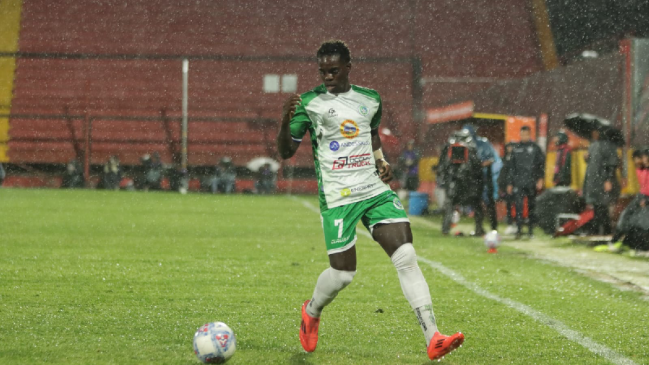 Manley Clerveaux vivió un tenso momento con la hinchada de Unión Española