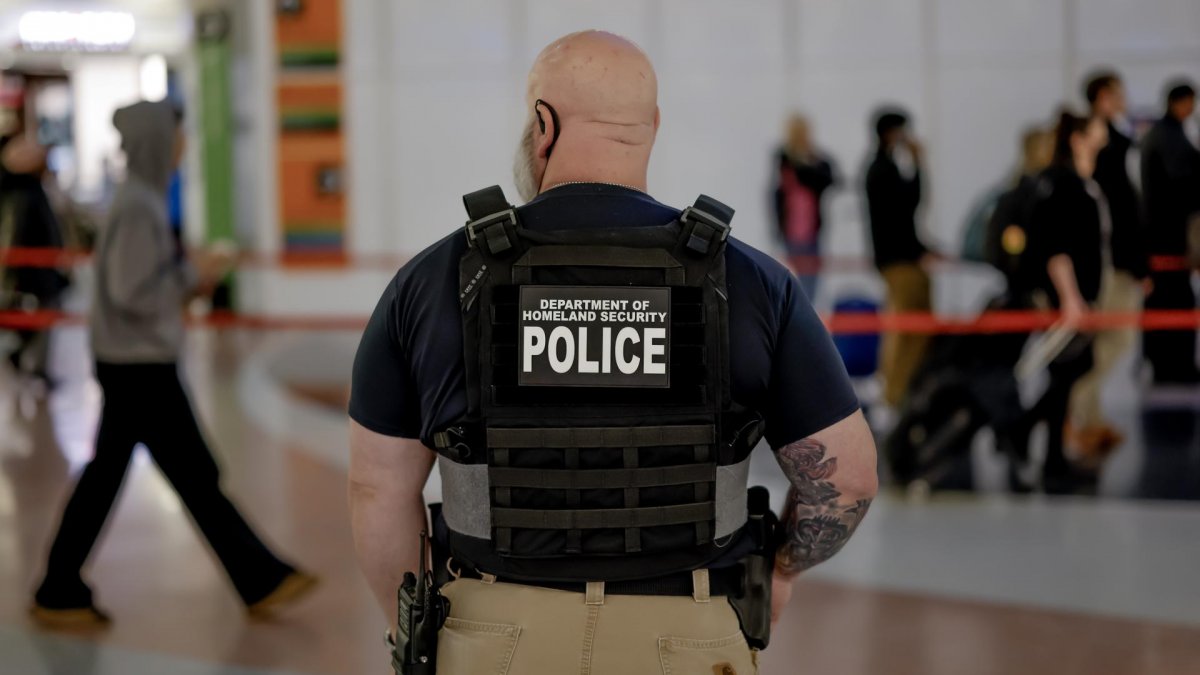 EE.UU. enviará al ICE a los aeropuertos para ayudar en controles de seguridad