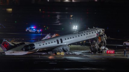 Nueva York: Avión comercial colisionó con camión de Bomberos y dejó a dos fallecidos