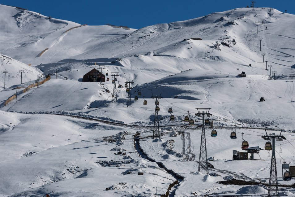 Primera caída de nieve marca el inicio del otoño en la cordillera de Santiago