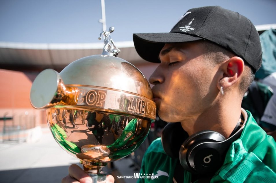 La Libertadores ya está en Chile: Plantel sub 20 de Santiago Wanderers llegó al país