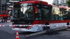 Accidente de bus RED deja postes caídos y cortes de electricidad en Ñuñoa