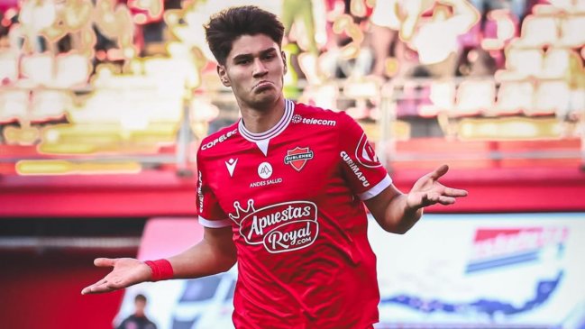 [VIDEO] Ñublense pegó a la UC al final del primer tiempo con golazo de Giovanny Avalos