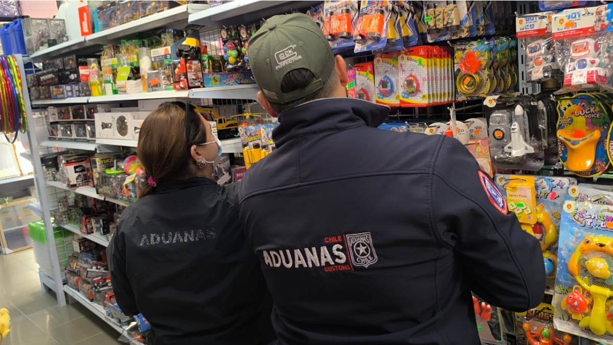 Punta Arenas: Aduanas incautó miles de productos falsos en malls chinos
