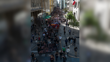 Estudiantes marchan en el centro de Santiago contra recortes presupuestarios del Gobierno de Kast