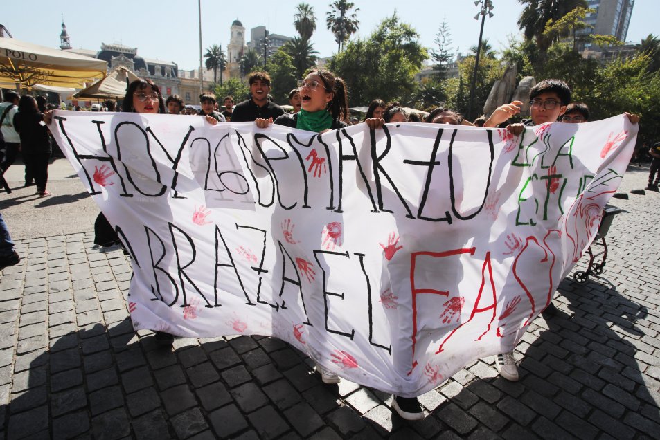 Estudiantes marcharon por Santiago para protestar por recortes en educación