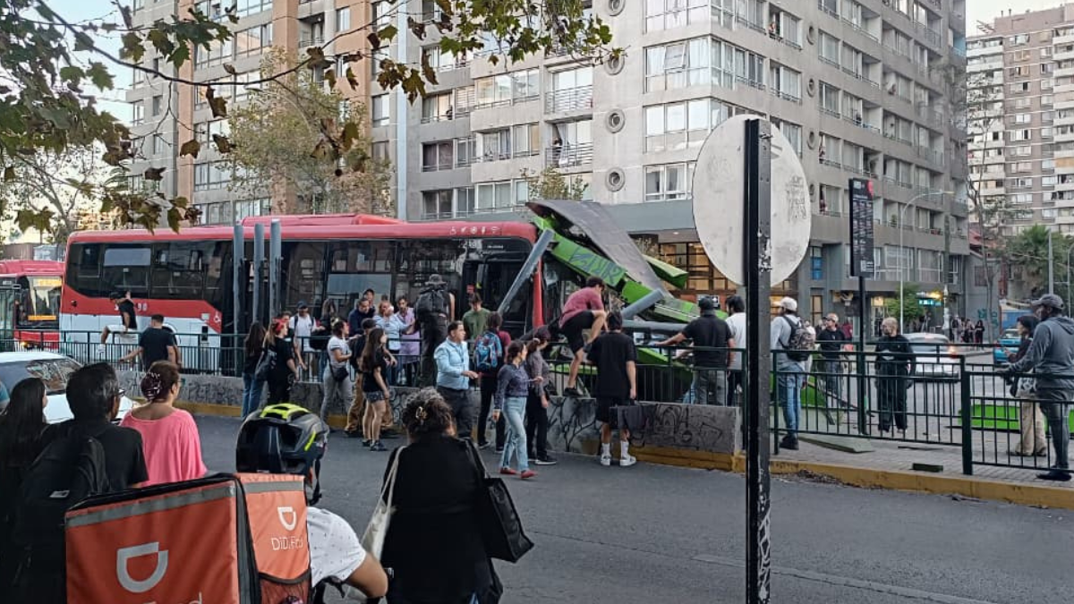 Bus RED arrasó paradero en Ñuñoa