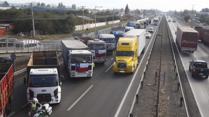 Ante el alza de bencina, camioneros evalúan subir tarifas de traslado, "o si no, no hay camiones"