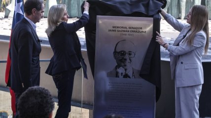 Instalan placa en homenaje a Jaime Guzmán en Las Condes