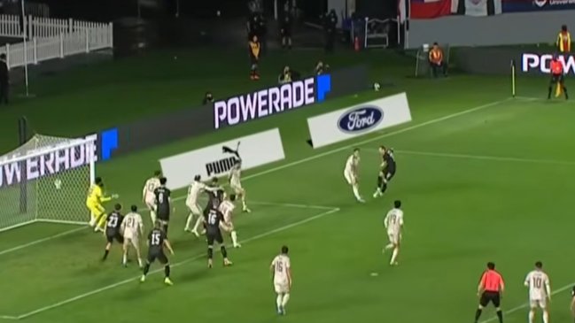 [VIDEO] Waine aprovechó la débil defensa de Chile y sin marca anotó el cuarto gol de Nueva Zelanda