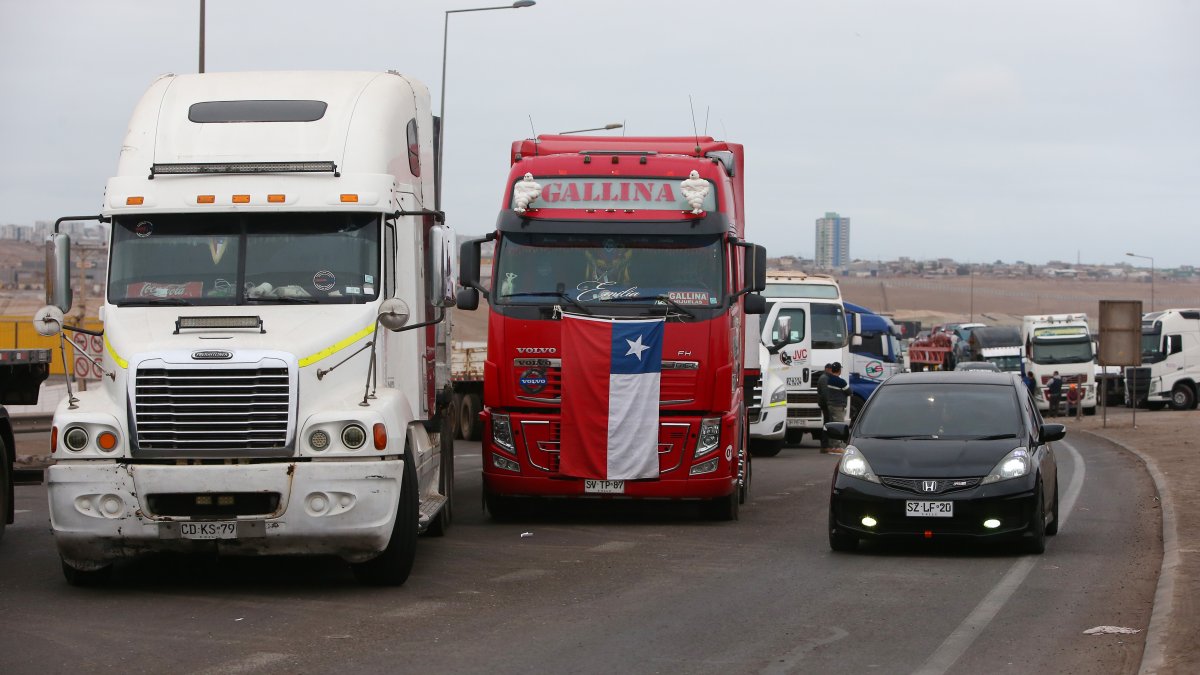 Camioneros insisten en que generadores de carga asuman el costo de alza del diésel
