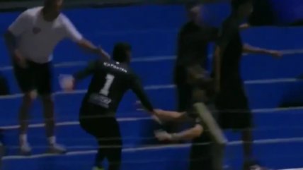   [VIDEO] Arquero uruguayo fue expulsado y se fue a la tribuna a pelear con hinchas 