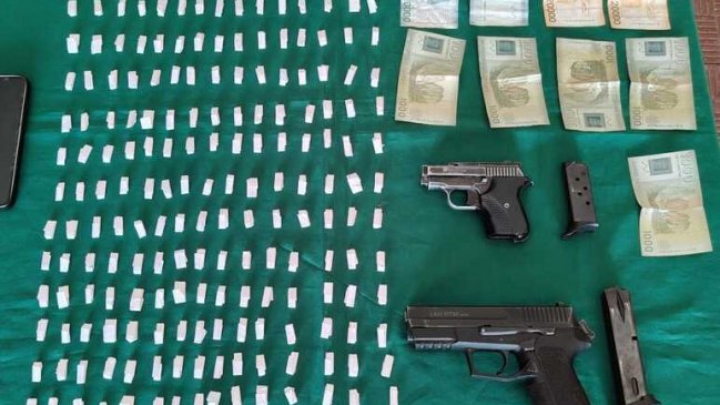 Estudiante es detenido con dos armas y droga en liceo de Angol