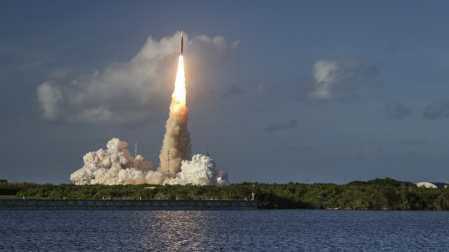 Artemis II abandonó la órbita terrestre e inició su camino a la Luna