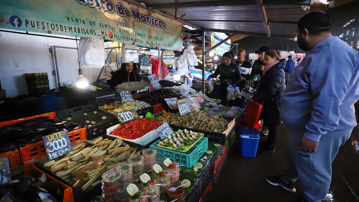 A raíz del "bencinazo", 7 de cada 10 chilenos recortarán sus gastos para Semana Santa