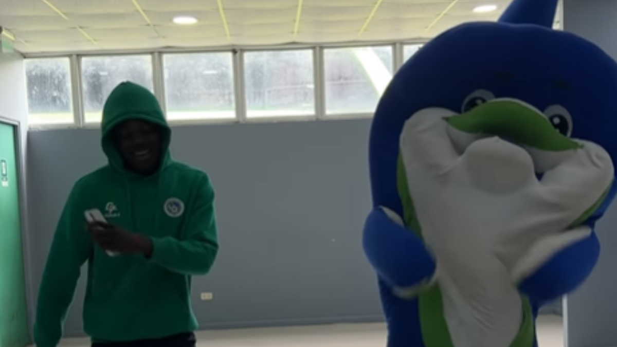 [VIDEO] Manley lució sus "pasos prohibidos" junto a la mascota de Deportes Puerto Montt