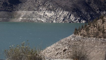 Hombre está desaparecido tras ingresar a embalse en Lo Barnechea