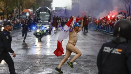   Hincha desnudo corrió frente al bus de Real Madrid y se hizo viral 