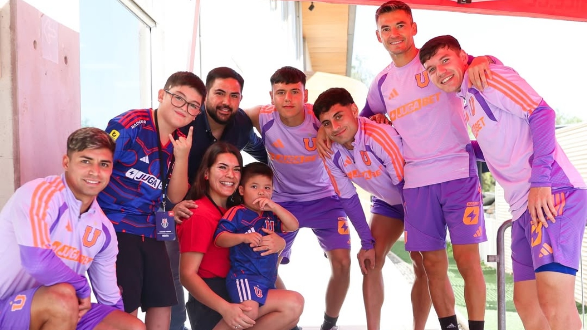 Plantel de la U recibió al pequeño Gaspar, hincha que lucha contra una rara enfermedad