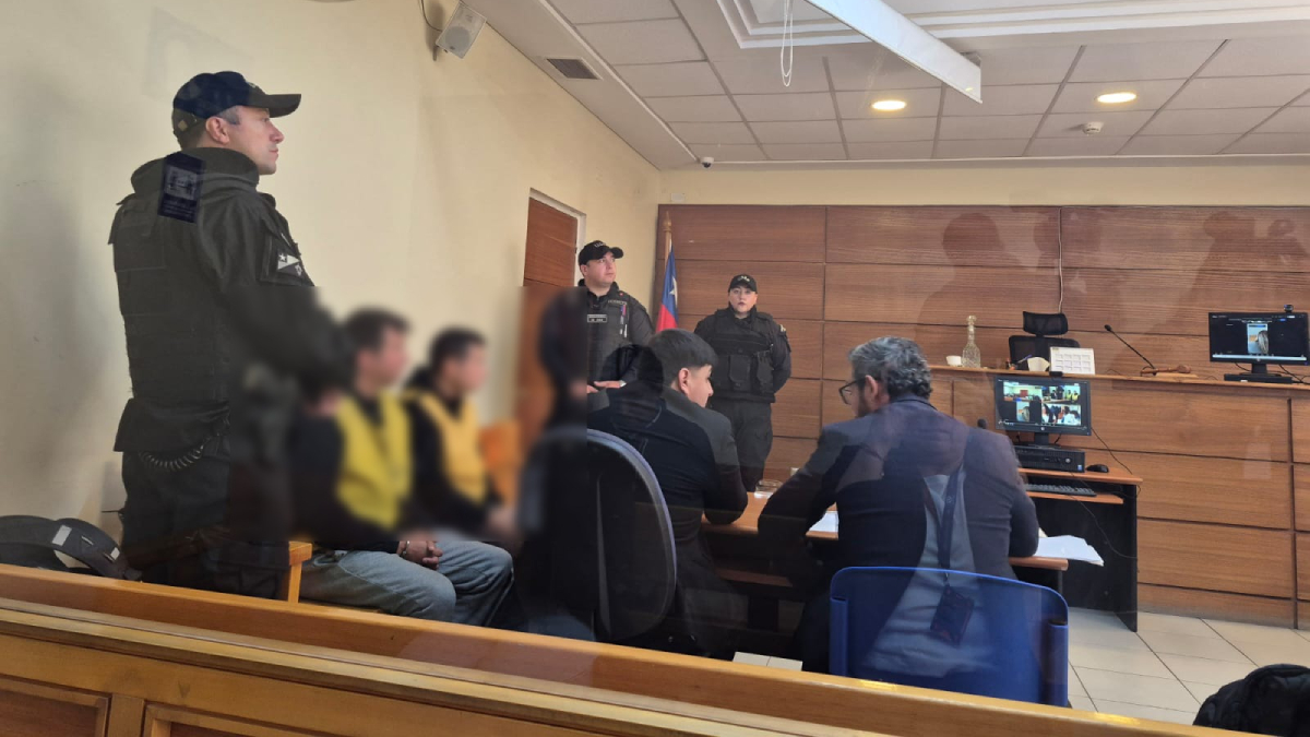 Prisión preventiva para excarabineros acusados de violación en furgón policial