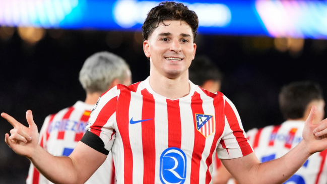 [VIDEO] Julián Alvarez anotó un golazo de tiro libre para Atlético de Madrid frente a FC Barcelona