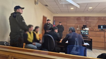 Prisión preventiva para excarabineros acusados de violación en furgón policial