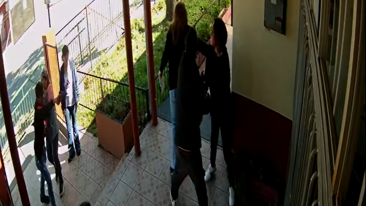 Apoderado entró a un colegio con un arma de fuego y golpeó a una mujer en Hualpén