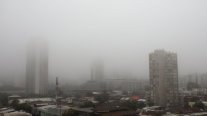 Santiago amaneció este viernes bajo una espesa neblina
