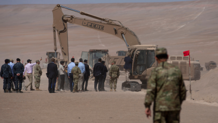 Ministro Arrau viajó a Colchane para supervisar mantención de zanja fronteriza